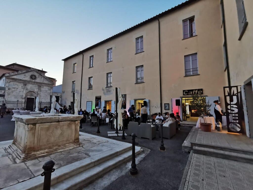 Esterno del Caffè in piazza Cittadella