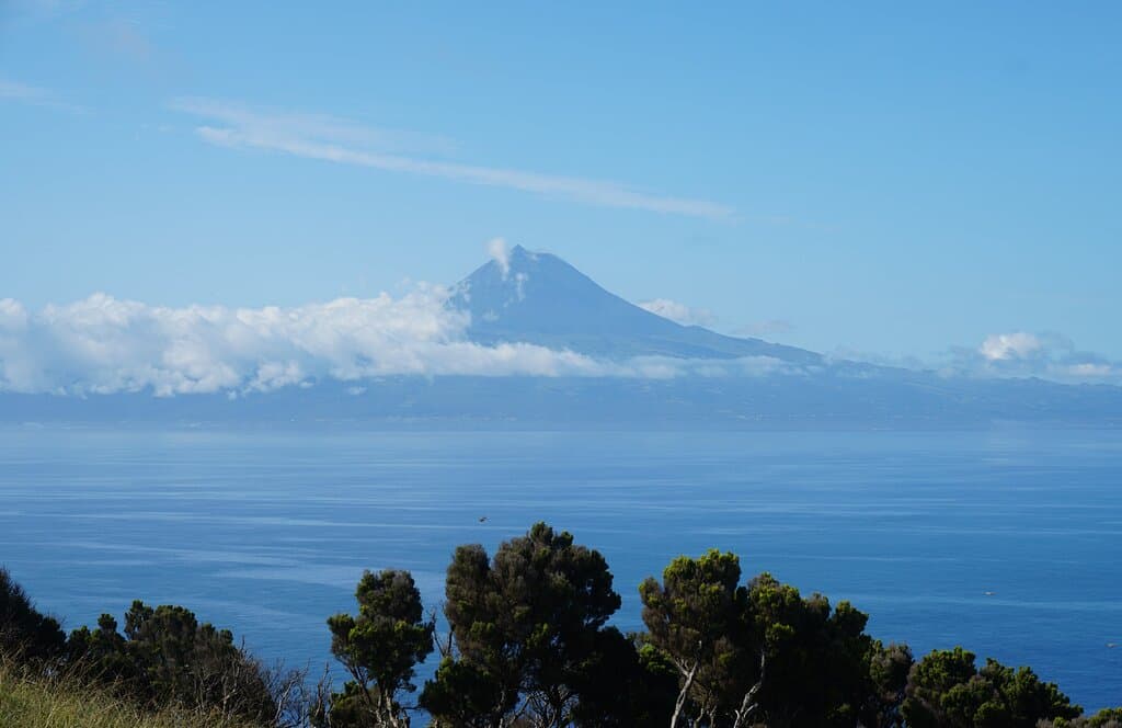 Vista do Miradouro do Pico da Velha sobre a ilha do Pico.