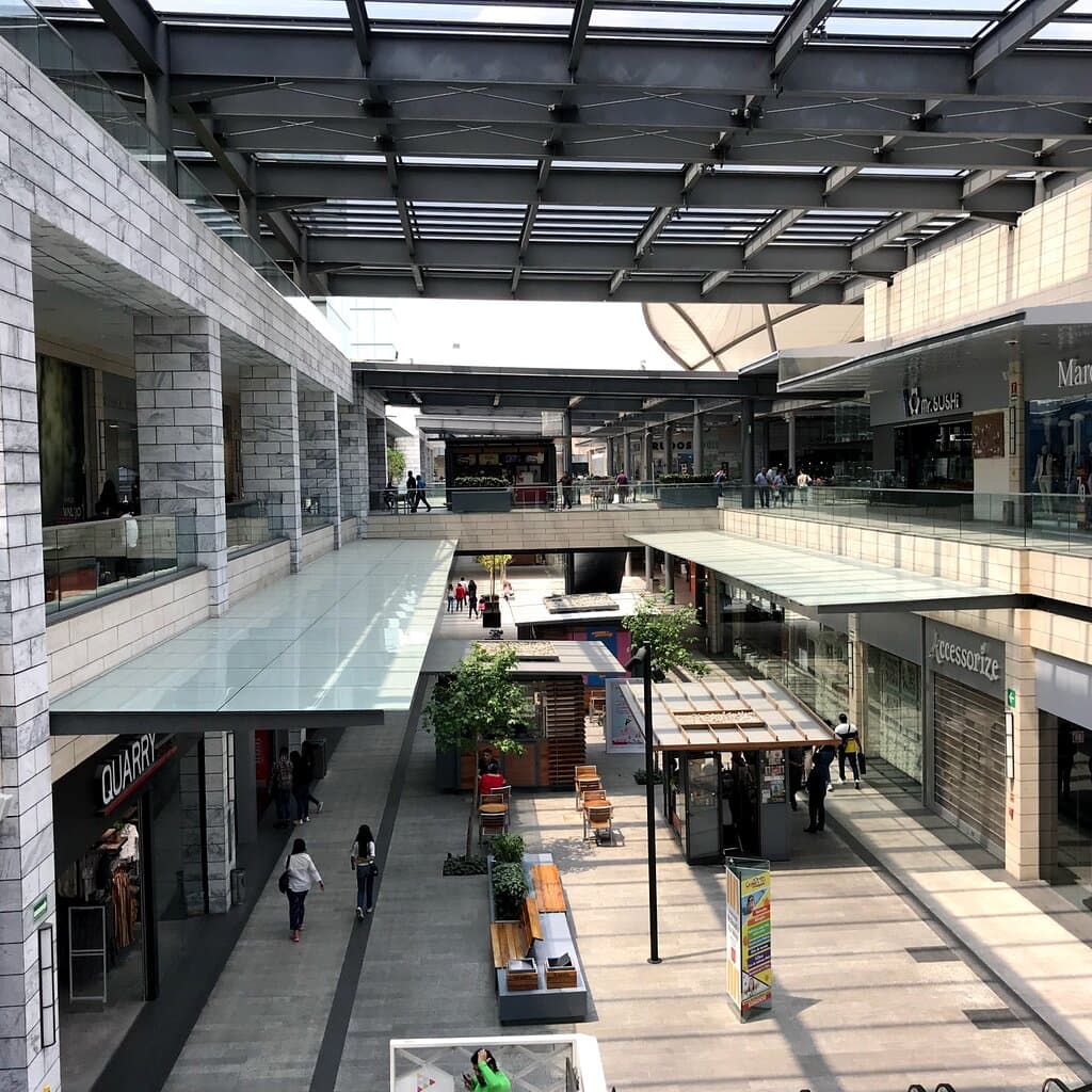 Plaza Vallejo, muy bonito y funcional. Se compra y se come muy bien.