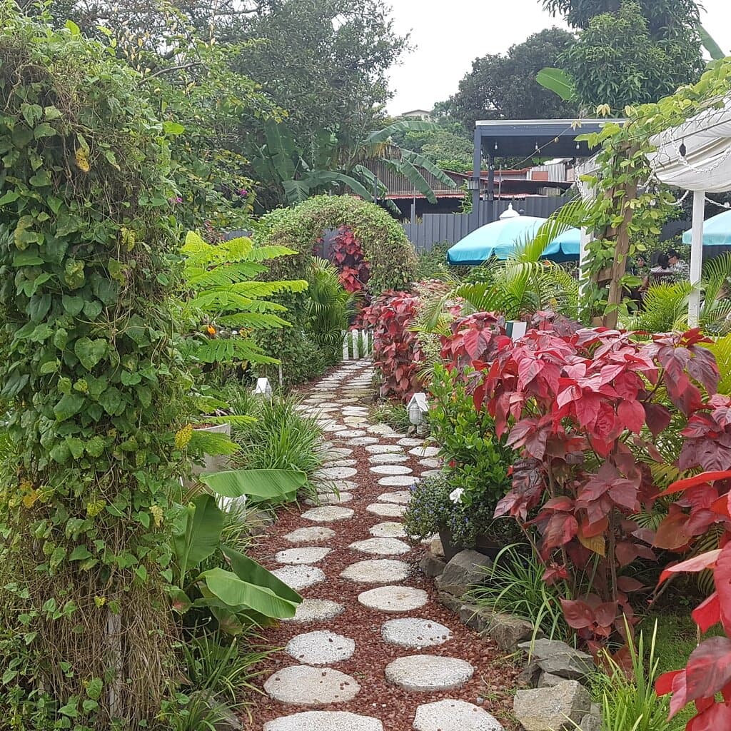 Los Jardines Vivero y Café es un restaurante, ubicado en Grecia, el provincia de Alajuela. Su mayor atributo es el jardín donde se ubican las mesas. Los platos son pocos, pero de buena calidad. Recomendado para el desayuno y para un café por la tarde.