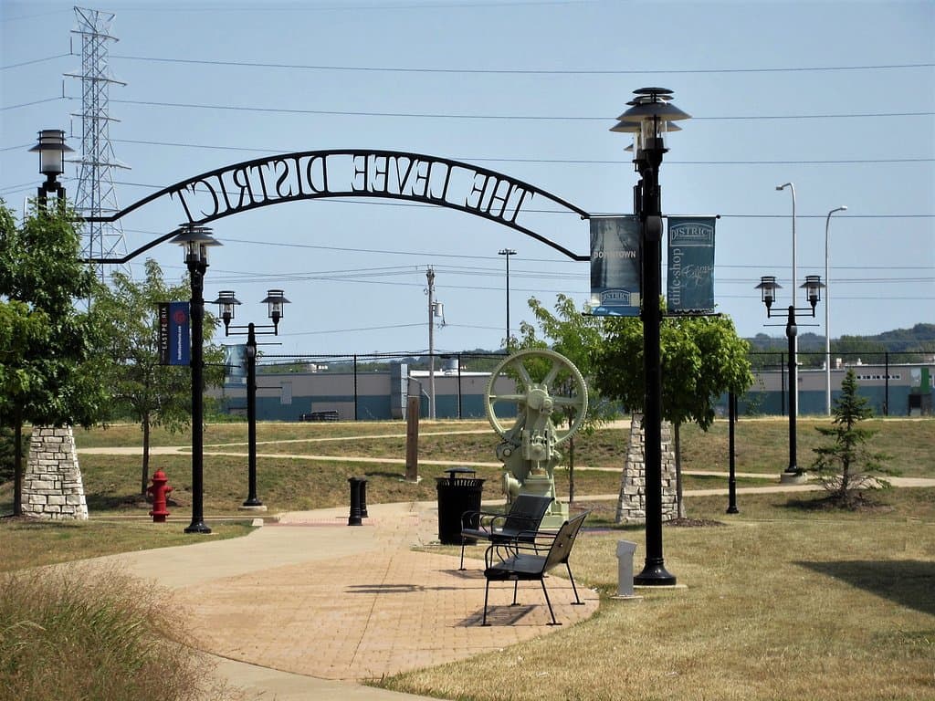 River Trail of Illinois: Access from Levee District. East Peoria, IL, August 2020