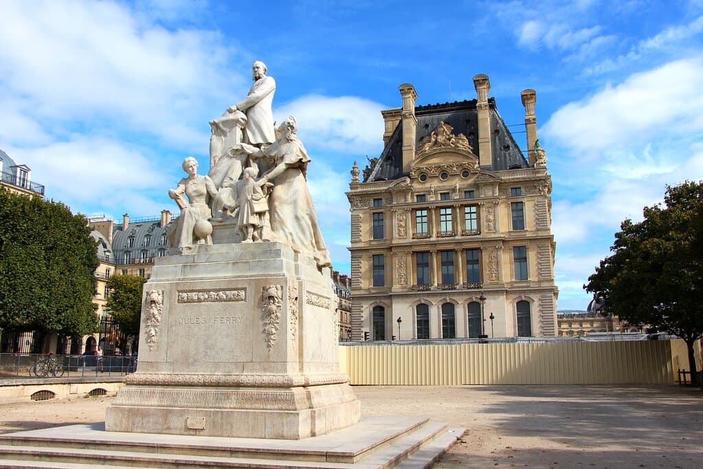 Monument à Jules Ferry , vue générale avec le pavillon de Marsan du Louvre au fond //Monument to Jules Ferry, general view with the Pavillon de Marsan du Louvre in the background