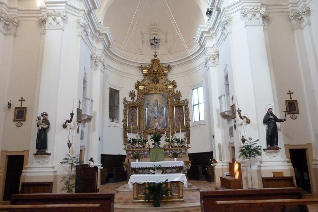 Interni della chiesa