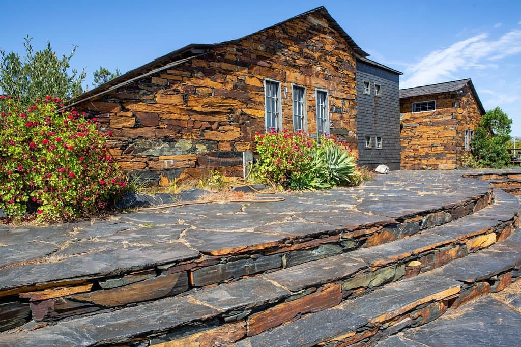 O Centro de Interpretação Geológica de Canelas (CIGC) guarda uma valiosa parte da história da vida da Terra. Na "Pedreira do Valério" mesmo ali ao lado, foram encontrados, nas rochas, fósseis de trilobites com cerca de 465 milhões de anos. O tamanho médio das trilobites encontradas em todo o mundo varia entre 3-10 cm. Todavia no Arouca Geopark encontramos fósseis de "trilobites gigantes" com 30 cm e um exemplar que ultrapassa os 80 cm. Estão aqui, os maiores fósseis de Trilobites do Mundo!