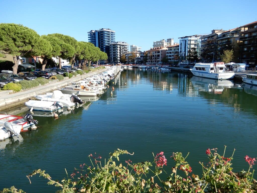 L'isola (a sinistra) e Grado (a destra) con il canale che le divide