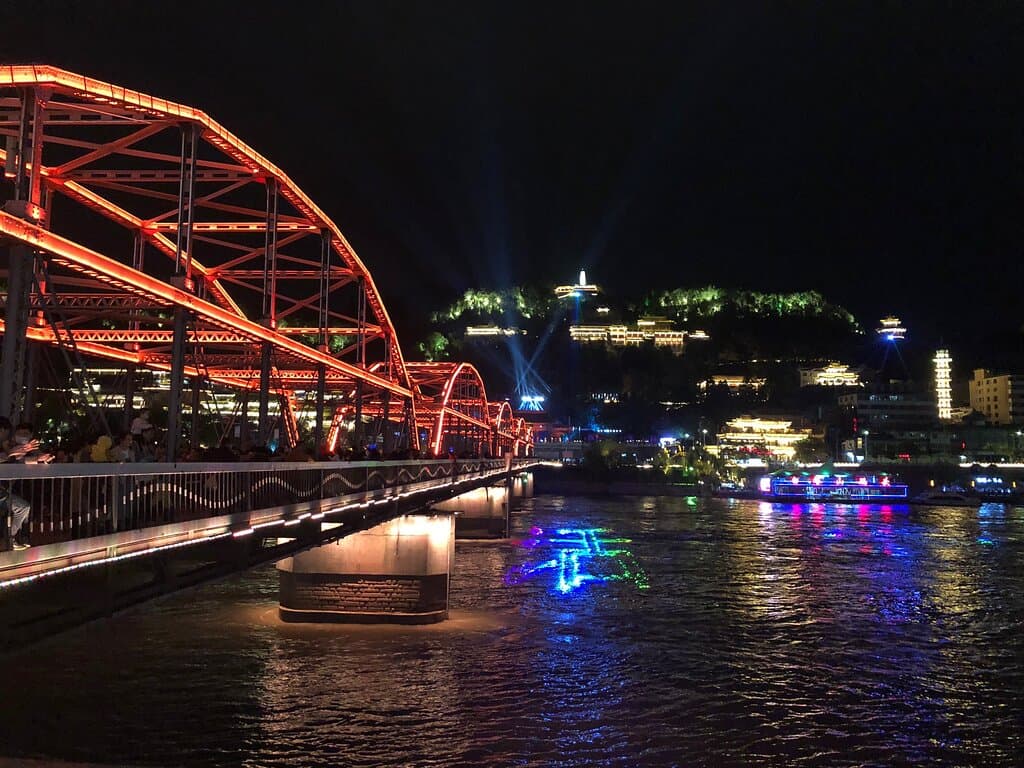 2020/10/2 正式名称は中山橋と言って、メイン道路の中山路に繋がってます。当日は国慶節中ということもあり、ライトアップされてます。ただ、人が多過ぎます。