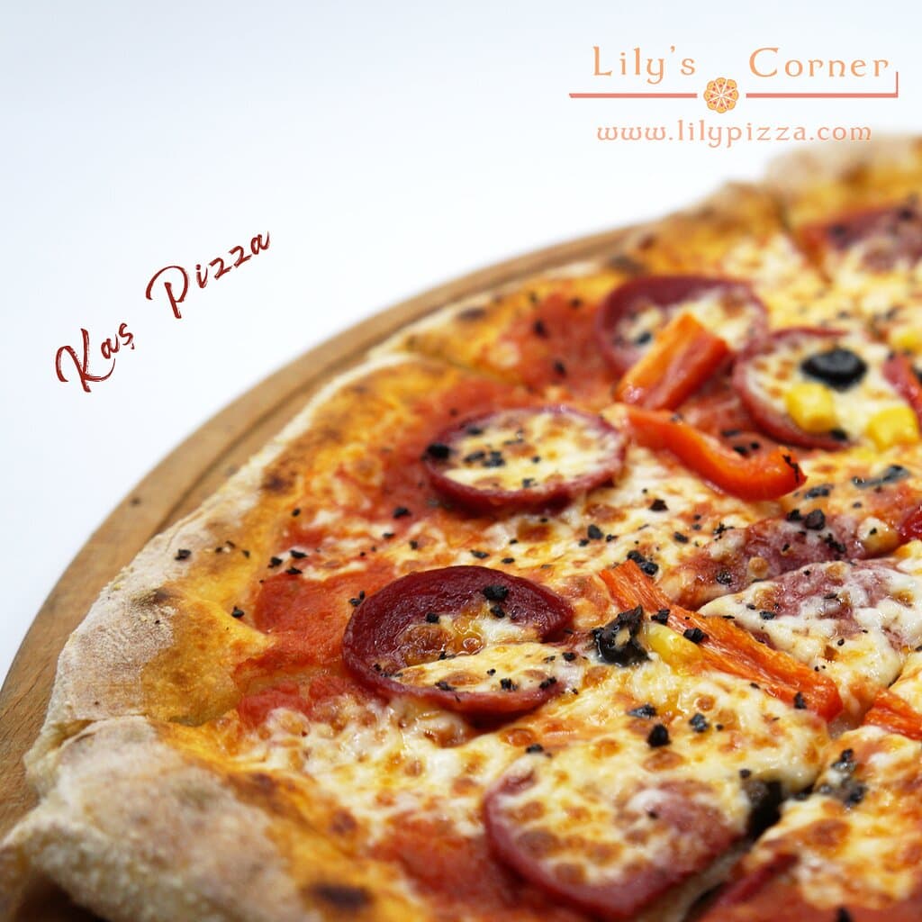 Tomato Sauce, Mozarella, Parmesan, Sucuk (Turkish Pepperoni), Corn, Olives, Red Pepper, Hot Pepper

Domates Sos, Mozarella, Parmesan, Sucuk, Mısır, Zeytin, Kapya, Acı Kırmızı Biber