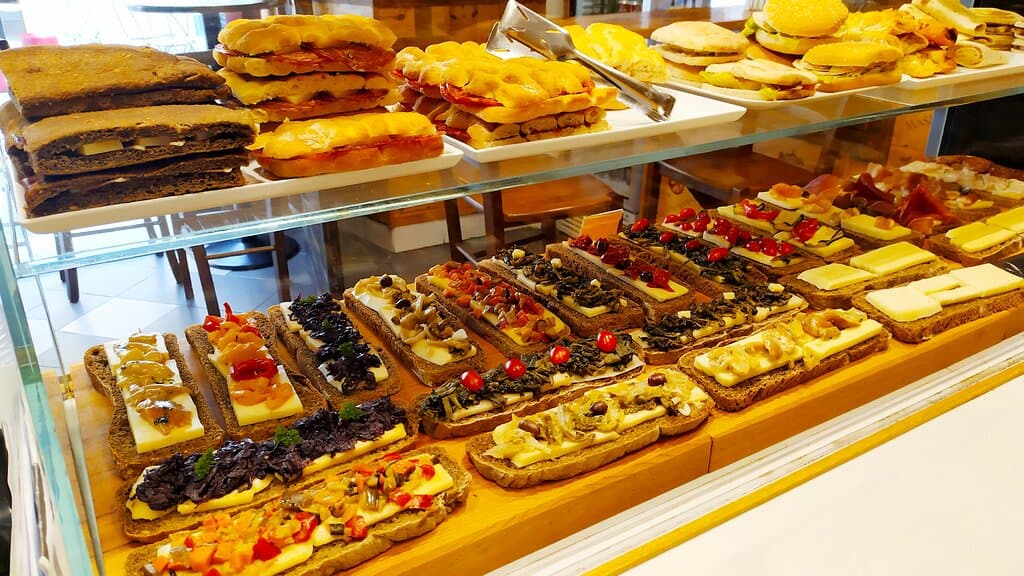 Crostoni di pane integrale e pecorino di Pienza