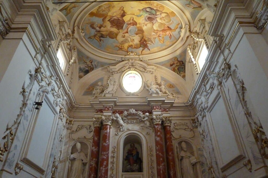 Interni della chiesa