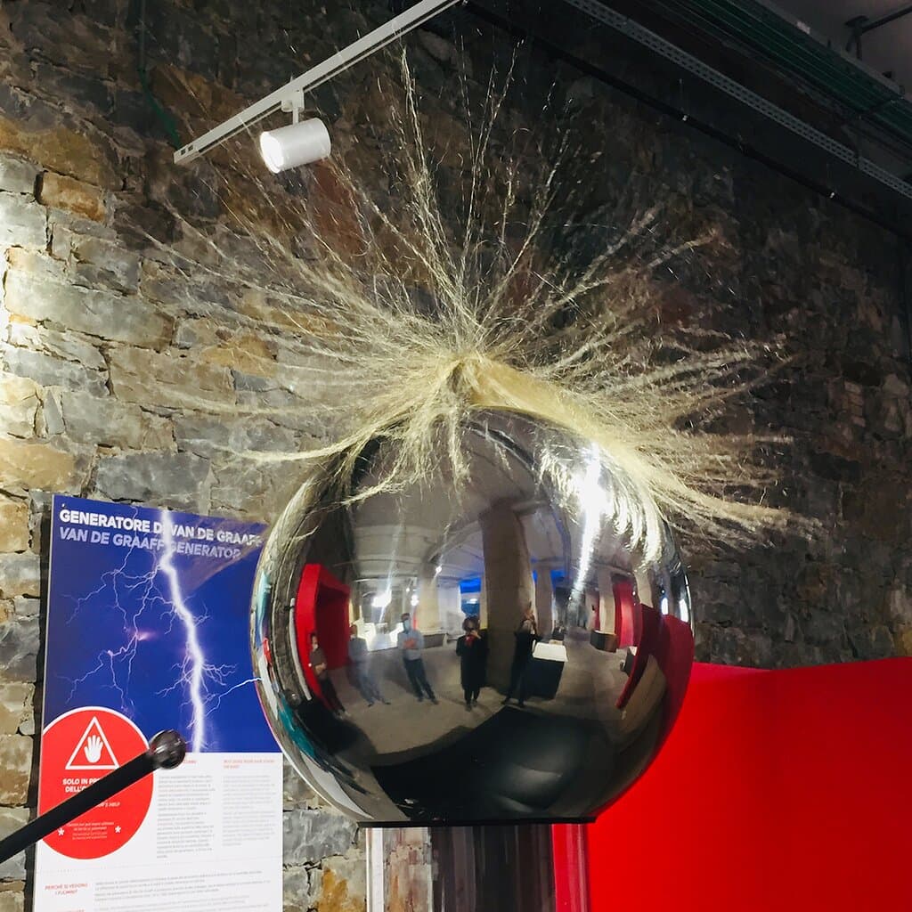 L'exhibit hands-on "Generatore di Van de Graaf": roba da far rizzare i capelli!