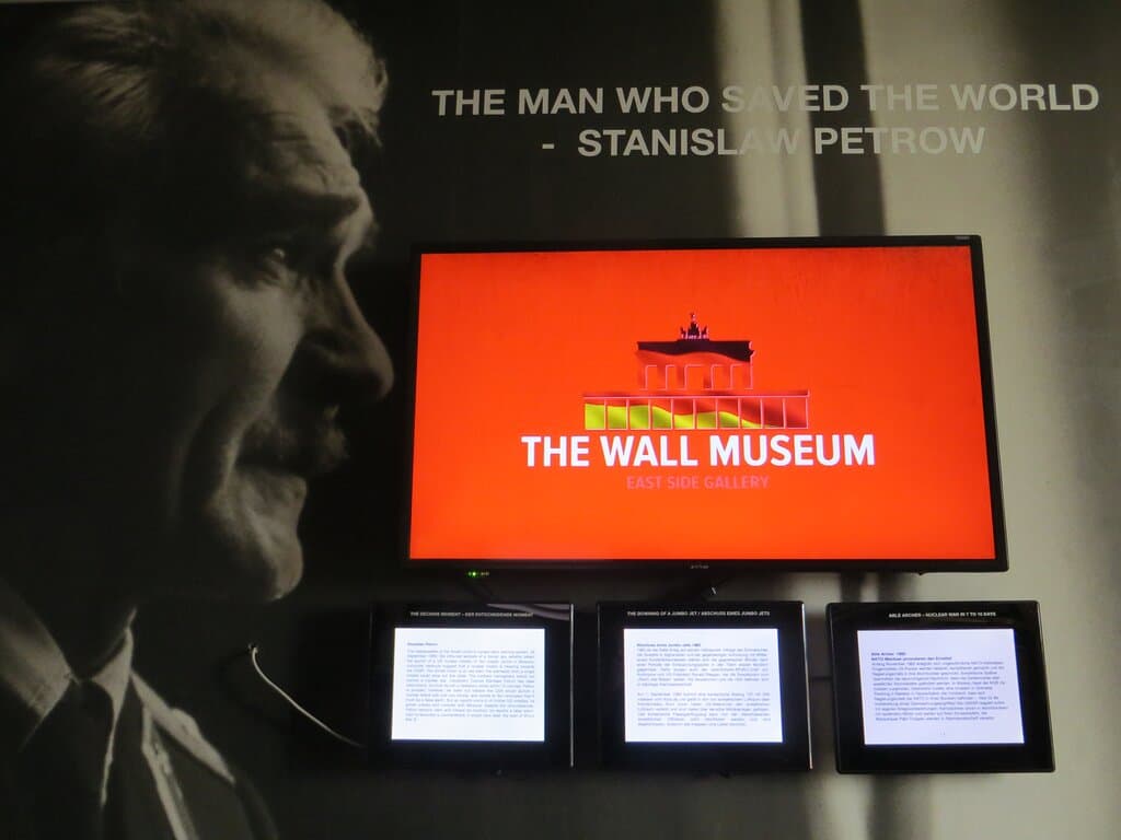 Der Kalte Krieg.
Staniskaw Petrow - the man who saved the world.