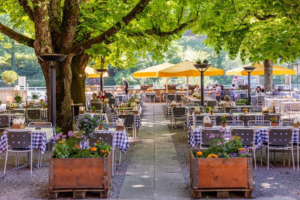 Biergarten im Sommer 