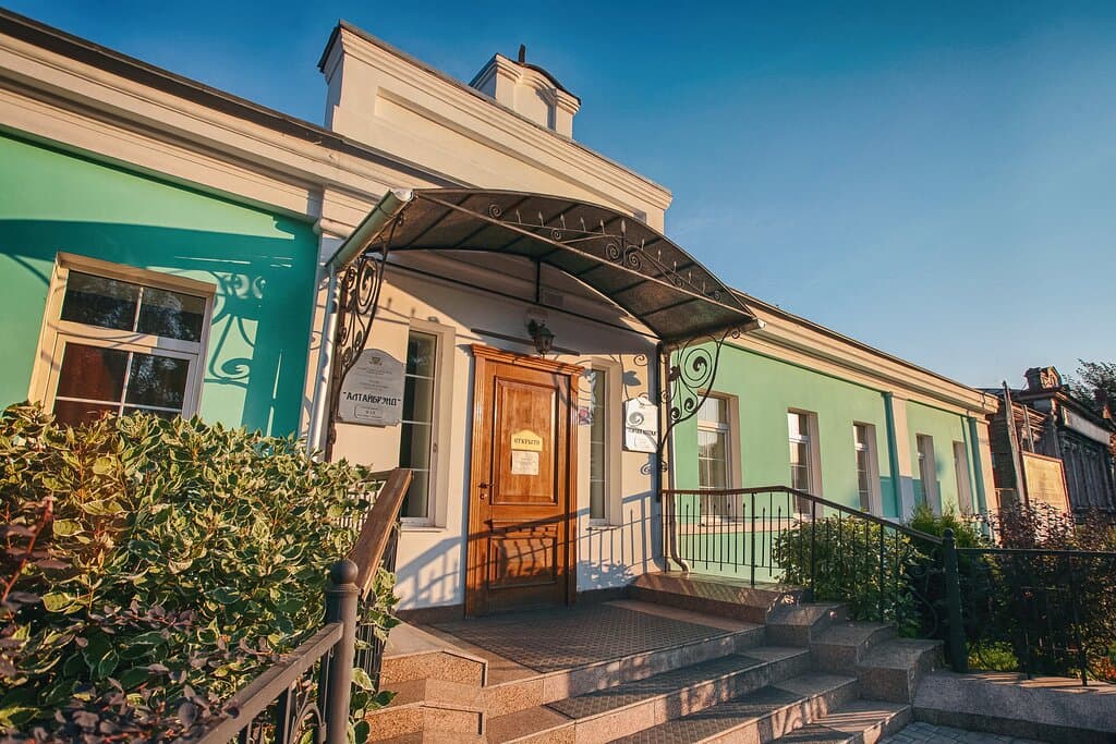 Горная аптека – это уникальный памятник истории и архитектуры XVIII в., первое кирпичное здание г. Барнаула, появившееся еще во времена существования горнорудных заводов Акинфия Демидова.

Сегодня в отреставрированном здании первой аптеки на Алтае уютно расположился туристический центр «Горная аптека», который объединяет в себе музей истории аптечного дела, ресторацию сибирской кухни XIX века и магазин натуральных товаров для здоровья и красоты.
