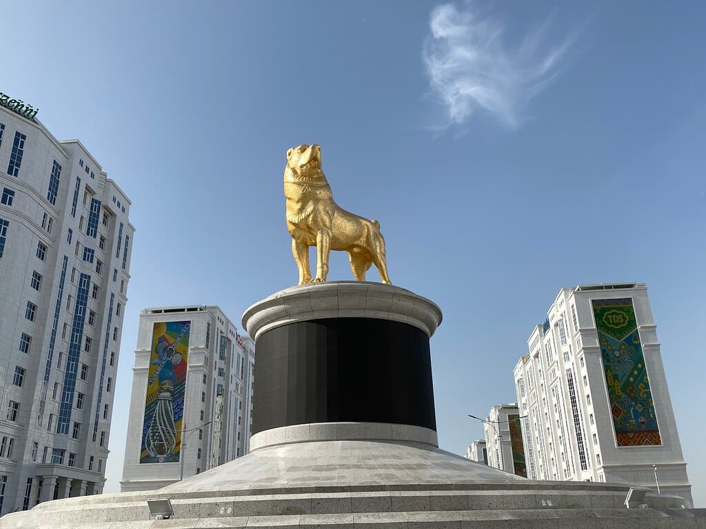 Nouveau monument à Achgabat