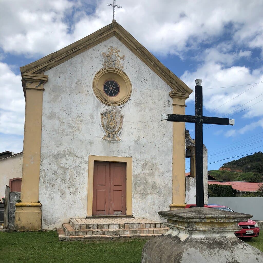 Igreja Nossa Senhora da Piedade, começou a ser construída em 1738 e concluída em 1745. Em estilo colonial português, mantém as características das igrejas setencentistas, com frontão triangular. 