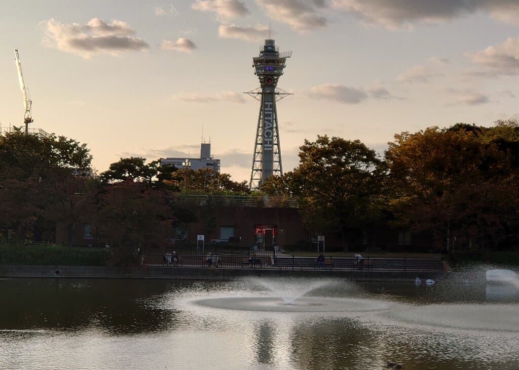 橋の上から夕暮れの通天閣を望む
