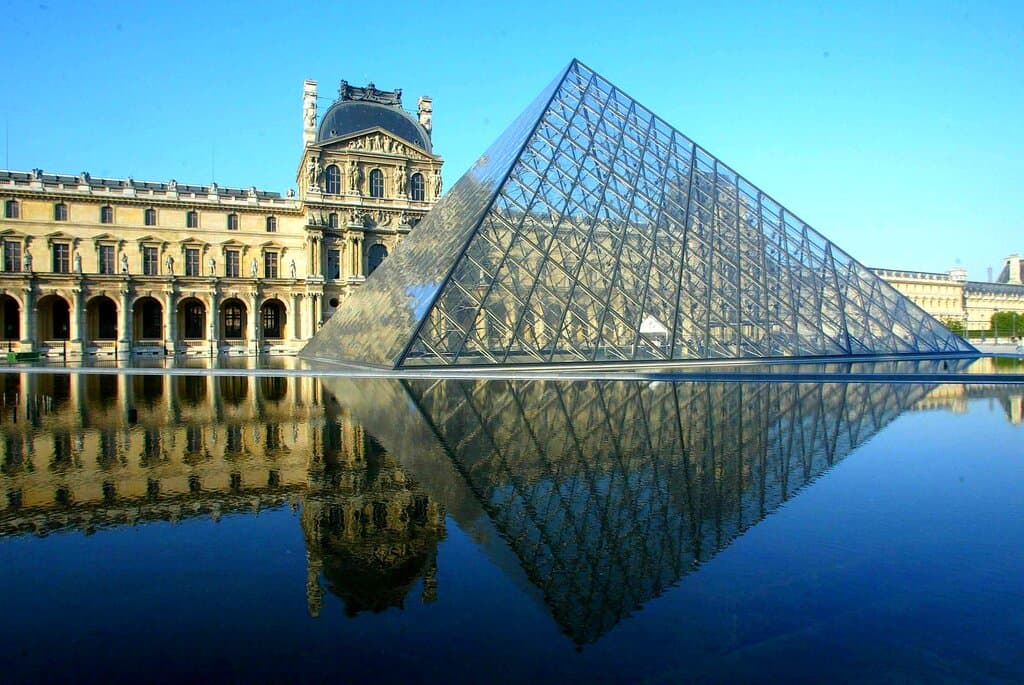 Pyramide du Louvre , vu coté  cour Napoléon , avec effet de miroir //Pyramid of the Louvre, seen from the Napoleon courtyard, with mirror effect,
