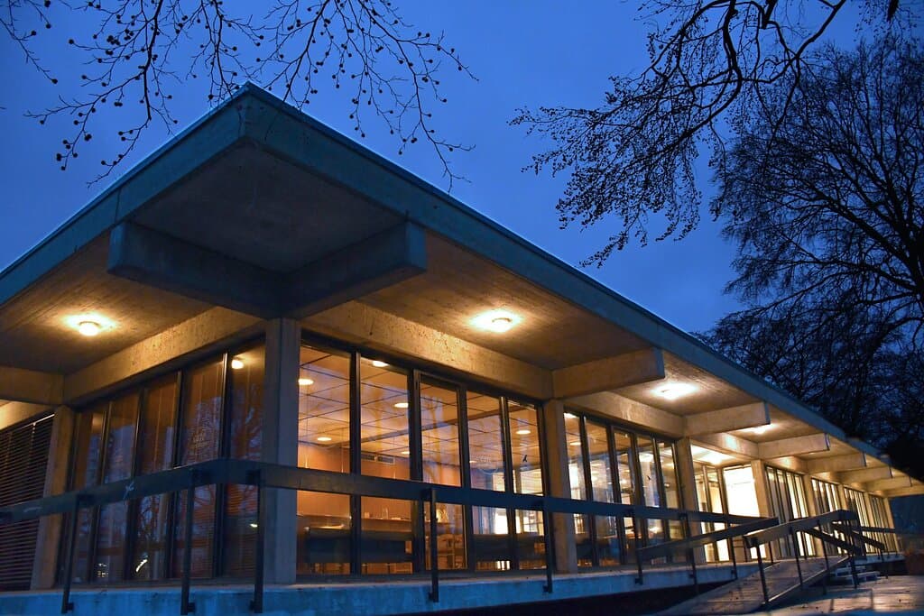 Landskrona bjuder på fascinerande arkitektur från olika tidsepoker. Konsthallen anses vara Skånes vackraste konsthall och ritades av Fritz Jaenecke och Sten Samuelson. Byggnaden uppfördes som en tillfällig utställningshall för industridesign i samband med Landskronas 550-års jubileum 1963. Hallen har en stomme av betong och stora glasade fasader. Man får en känsla av att den svävar ovan mark. I Konsthallens atriumgård finns en japansk trädgård skapad av Ulla Mohlin.  ilandskrona.se/besoka/kultur