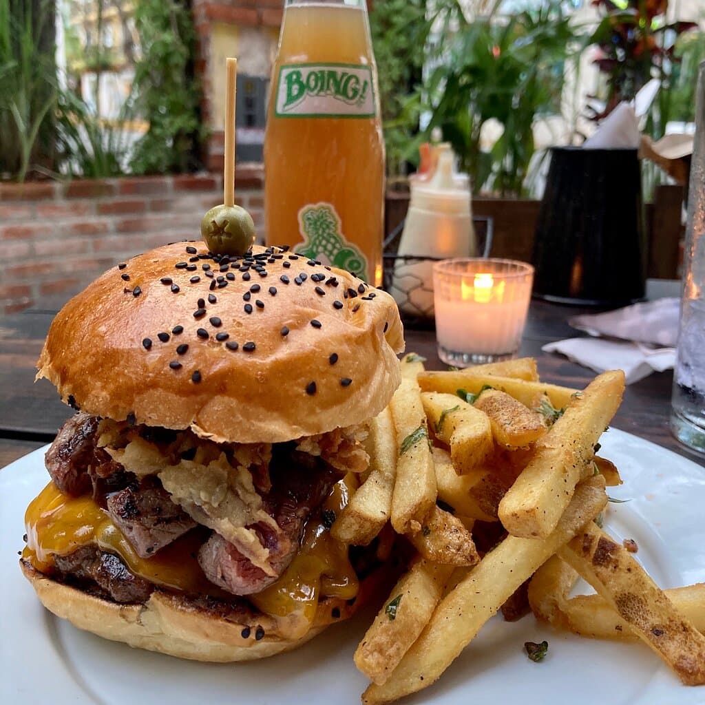 Mu. Burgerhouse AV10 | Hamburguesería Playa del Carmen