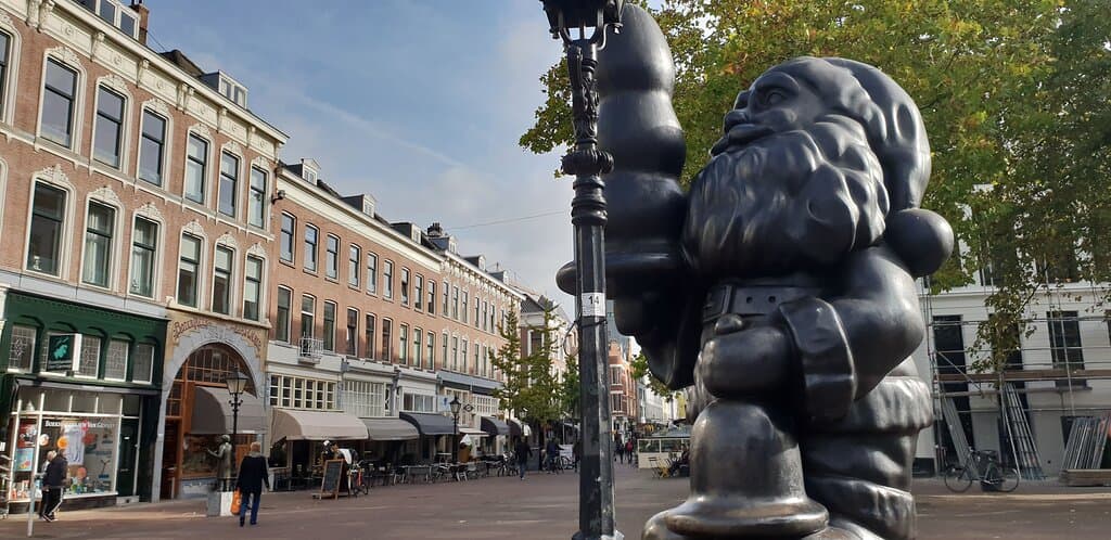 Santa Claus!! When we first saw it we could not tell what it was. Finally we decided it must be Santa Claus, but the "thing" in his hands was harder to explain. The artist says it’s a Christmas tree, but it can be a "buttplug" as well, or whatever people want it to be! He got the idea for this sculpture after observing two images of a "buttplug" he had received as a gift, standing next to a leprechaun at his desk. "And there was art - an abstract form that meets the trivial and everyday". 