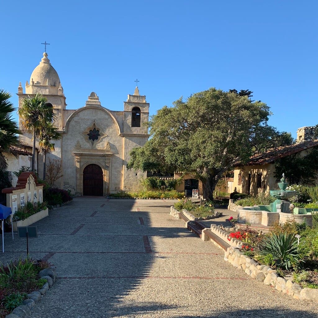 Mission Trail Park was easy to  find and had multiple trails to explore. The park is located in the middle of a residential area, so you would hike by private houses. A doggy Christmas tree decorated with dog names was a nice surprise. I saw a bobcat in multiple colorful birds. Nice place to visit.