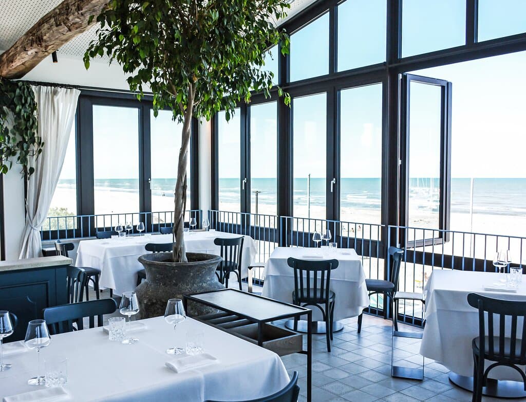 Sala interna completamente apribile sul mare