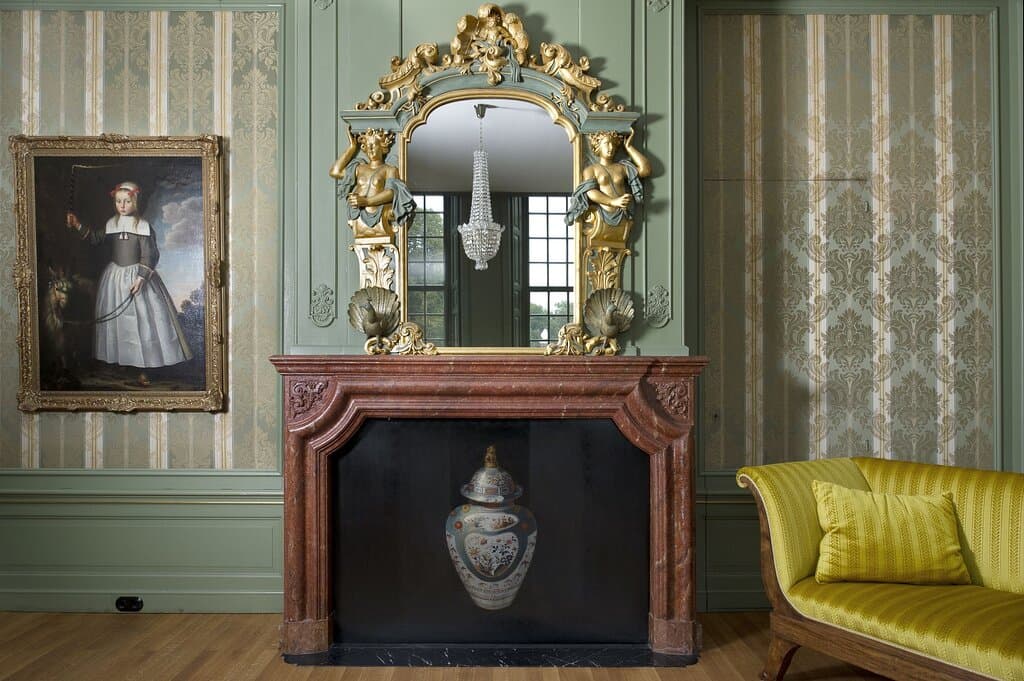 Museumhuis Beeckestijn is een 18de-eeuws buitenplaats van grote allure, een prachtig voorbeeld van de cultuur van de Hollandse buitenplaats. Het is één van de weinige in zijn geheel bewaard gebleven grote buitens die aan de duinrand in Kennemerland werden gesticht als zomerverblijven van Amsterdamse regenten.
Als je het Museumhuis hebt bezocht, vergeet dan ook niet om de tuinen te bekijken! Die zijn zeer de moeite waard en maken het plaatje helemaal compleet.

