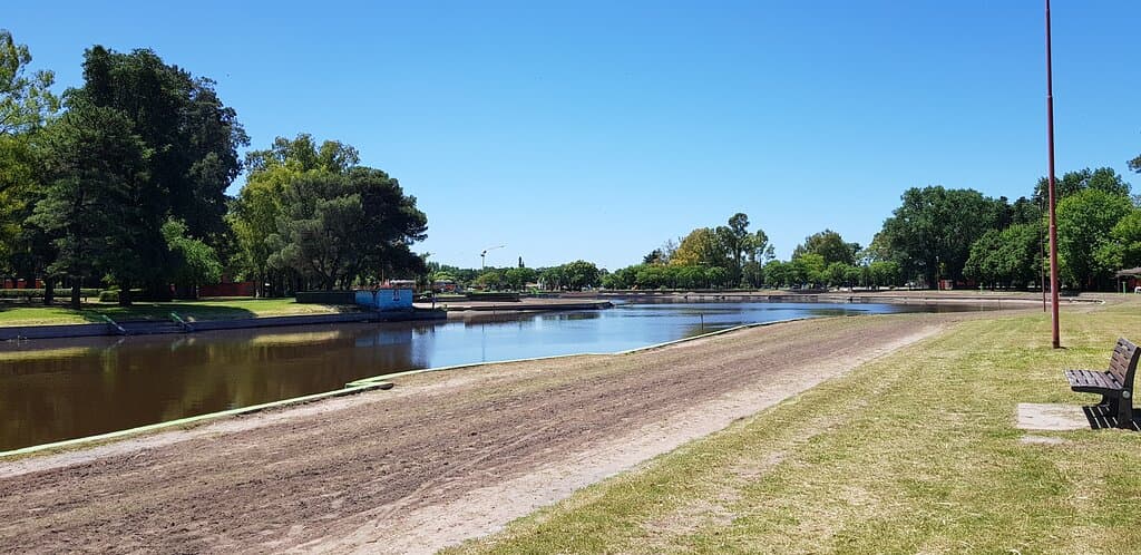 El Balneario es una amplia pileta sobre el Arroyo Azul, a unos 3 km. del centro de la ciudad.