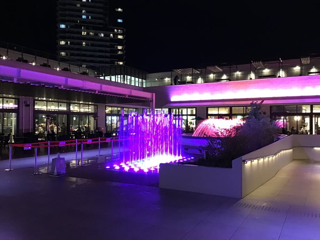 ５階の水のテラス。音楽に合わせて変化します。