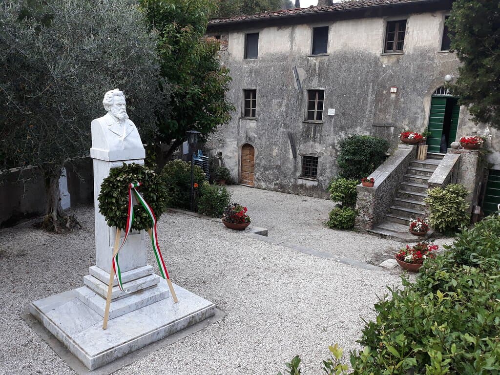 il giardino e la statua a Giosuè Carducci