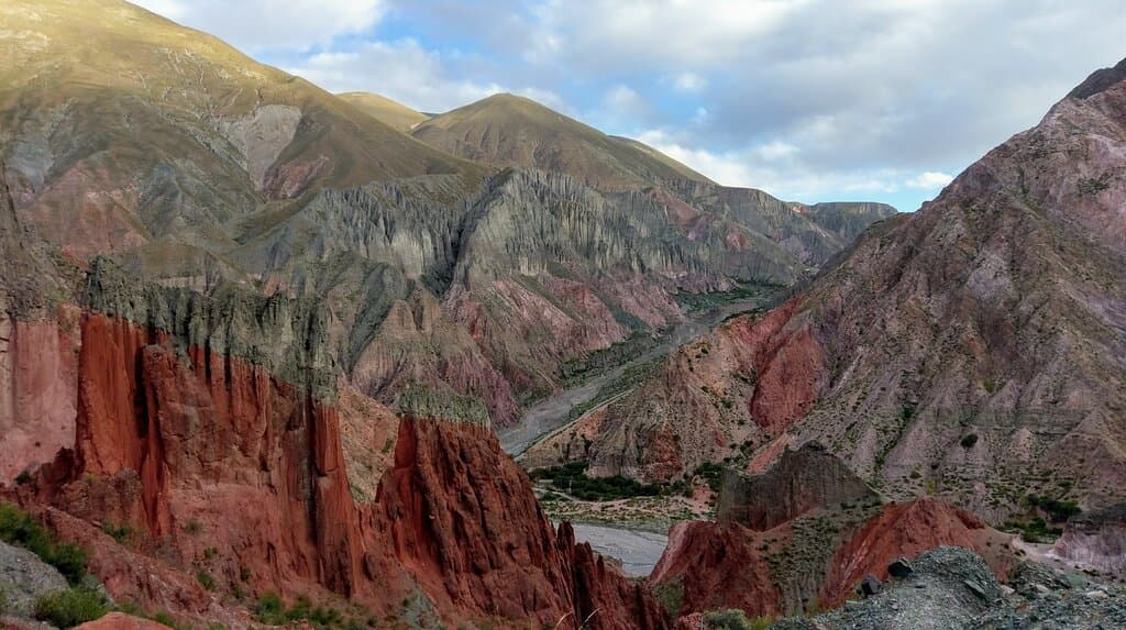 Cañón, camino a Pantipampa. Paseo guiado con Identidad de 1 día de duración (7 horas de duración). Contáctese con nosotros al correo/whatsapp: awawaagda@gmail.com/+54 9 387 6840496.