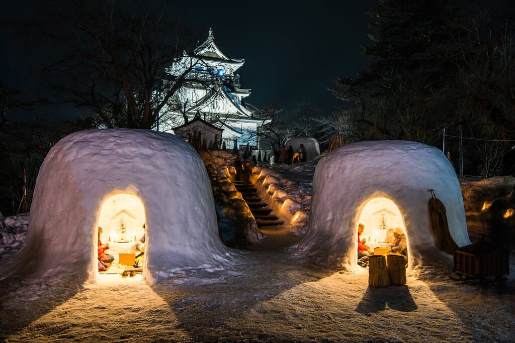 The Yokote Snow Festival in Akita Prefecture held every mid-February is a 400-year-old festival that features over 100 kamakura igloos! Enjoy eating rice cakes while you bundle up inside of one of these kamakuras with the locals. Please note that this year’s festival has been cancelled due to COVID-19 pandemic. The festival will be held when the situation is better in the future, so be sure to check the latest information when visiting. To learn more, click the link here! https://bit.ly/3oqparL