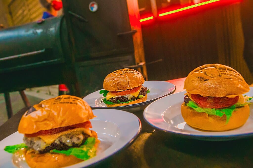  🔥 Hambúrguer artesanal defumado e fresco, nunca congelado,  🍔 Molhos caseiros artesanais, pães com receitas exclusivas e proteínas defumadas. 