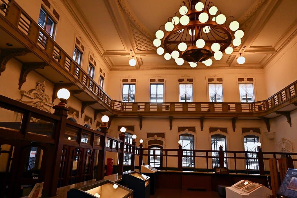 天井には豪華なシャンデリア、バロック様式の室内はいかにも明治の意匠らしい。