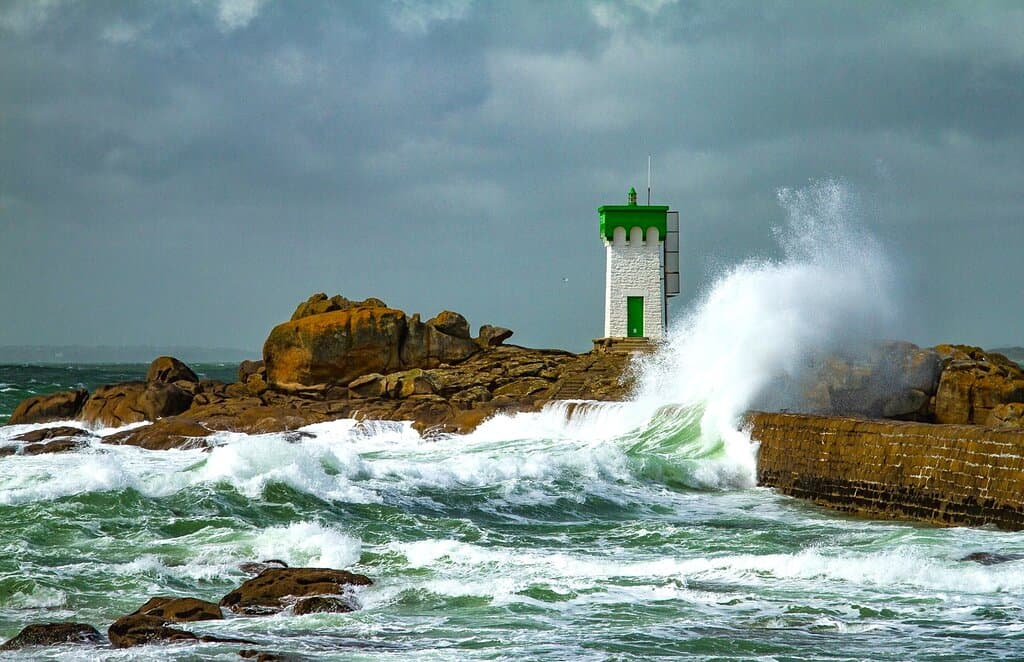 Pointe et phare de Trévignon , Bretagne ; un jour de grosse mer /Point and lighthouse of Trévignon, Brittany;