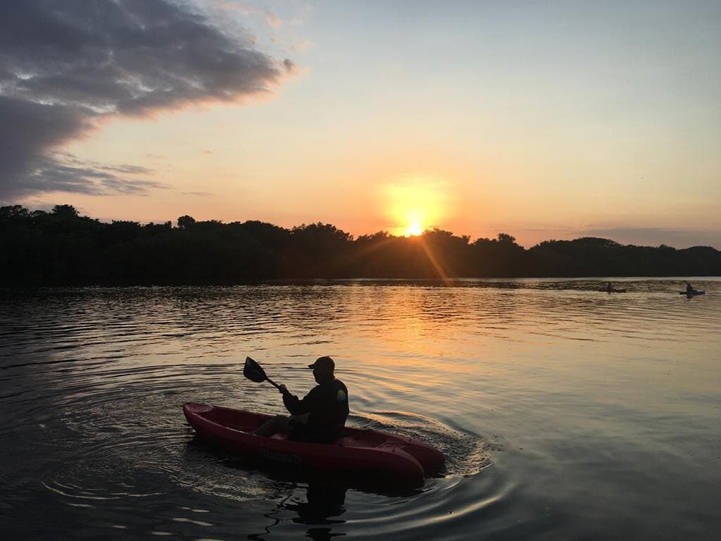 Atardecer en la alguna de mandinga junto a los mangles