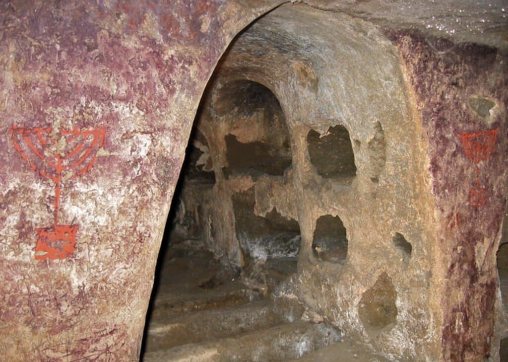 Nei pressi della collina della Maddalena si trovano le Catacombe ebraiche.Si articolano in vari nuclei di notevole interesse. Una fila di grotte scavate nel tufo e in parte franate, preannuncia la presenza delle Catacombe Ebraiche e Paleocristiane