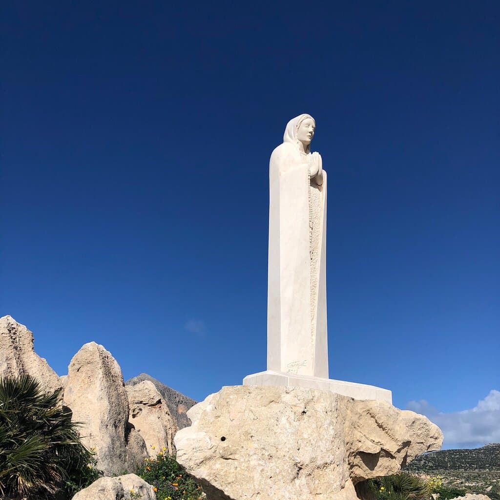 La  Statua della Madonna all’apice del percorso nel Parco .... 