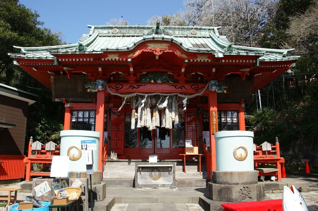 朱が鮮やかな社殿