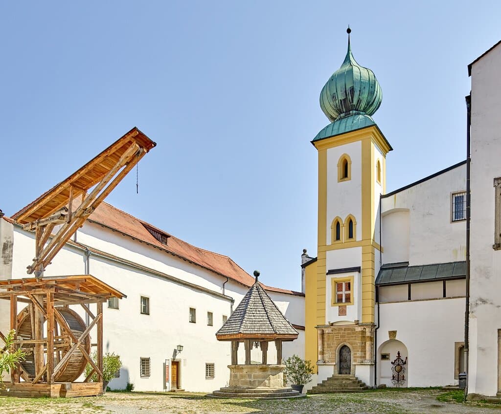 Innere Burghof mit Georgskapelle, Burgbrunnen und  Tretradkran 
Foto: Marcel Peda