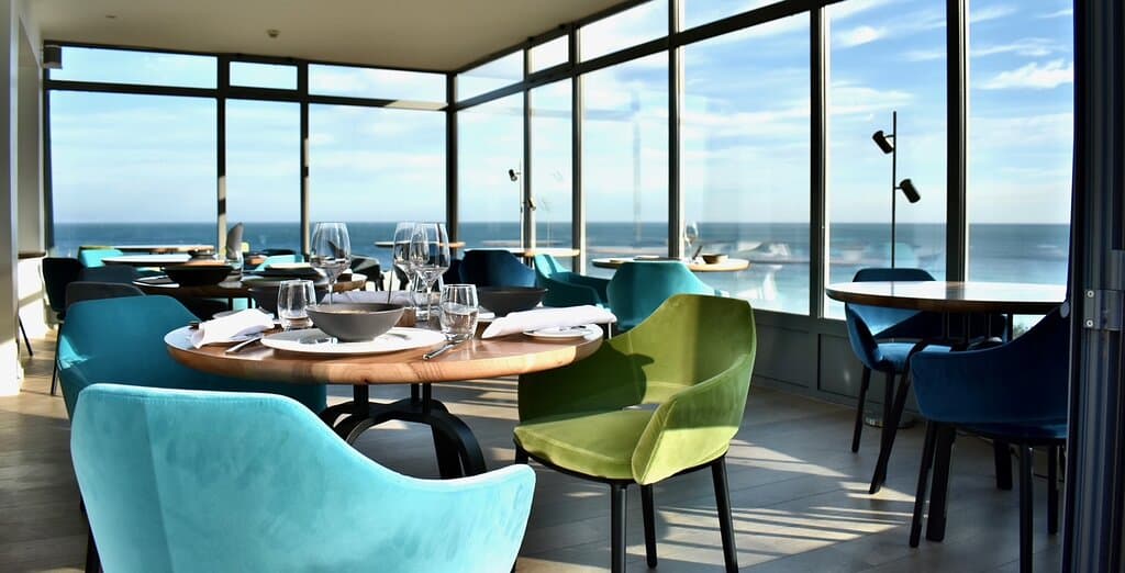 Salle de restaurant panoramique du Landemer