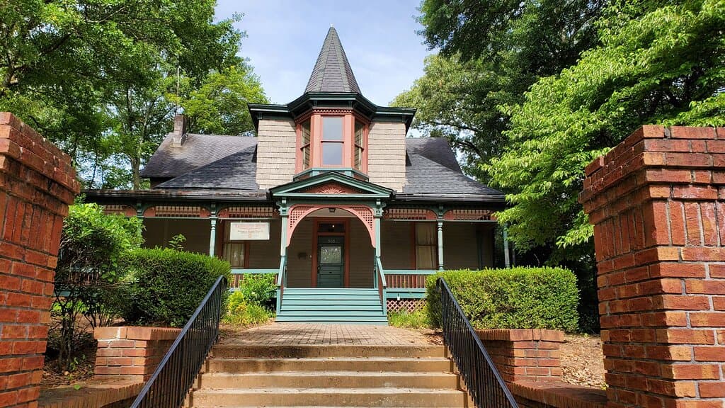 Hammonds House Museum's mission is to celebrate and share the cultural diversity and important legacy of artists of African descent.  Located in Atlanta's historic West End Neighborhood, it is near HBCU's Morehouse and Spelman, the Wren's Nest, the BeltLine Westside Trail, and numerous religious institutions including the Shrine of the Black Madonna.