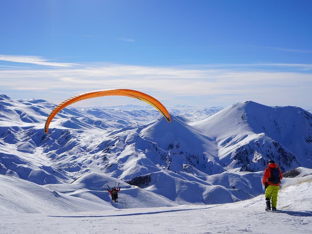 🪂🗻 After a great day’s skiing when the slopes have gone quiet, there is nothing more gratifying than flying over the snow-capped mountains. #FlyinTurkey ⁠