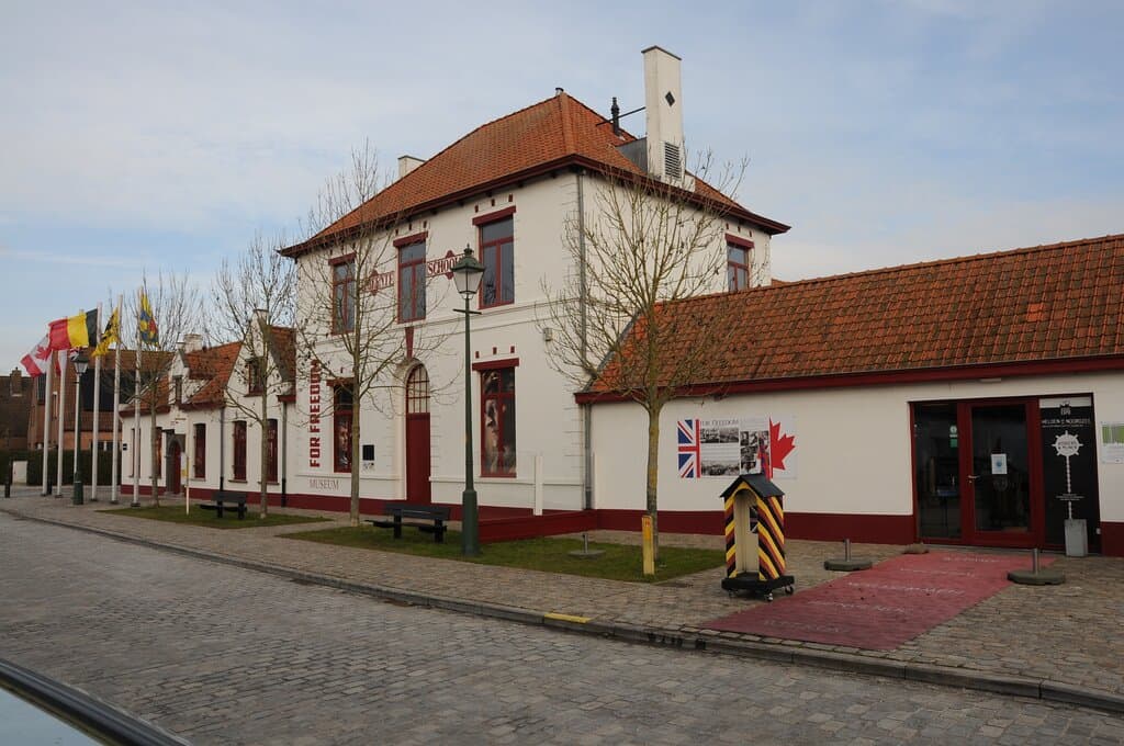 For Freedom Museum te Ramskapelle (Knokke-Heist)
Vertelt het verhaal van WO II in vlaanderen via een unieke collectie en in een bijzonder decor.