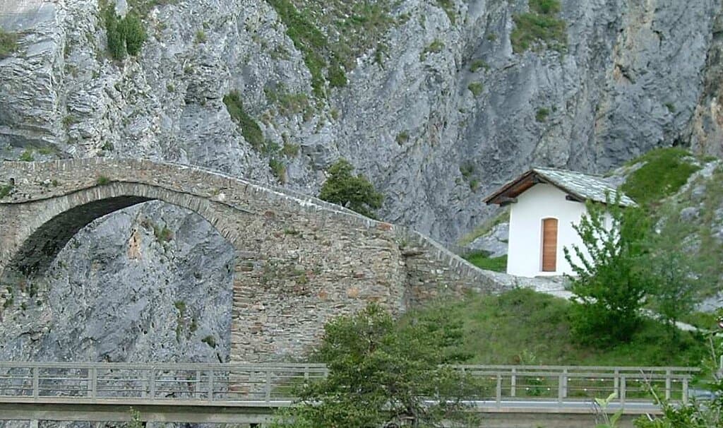 Chapelle à côté du pont historique du 16e siècle (route liant Leuk à Erschmatt - Valais)
