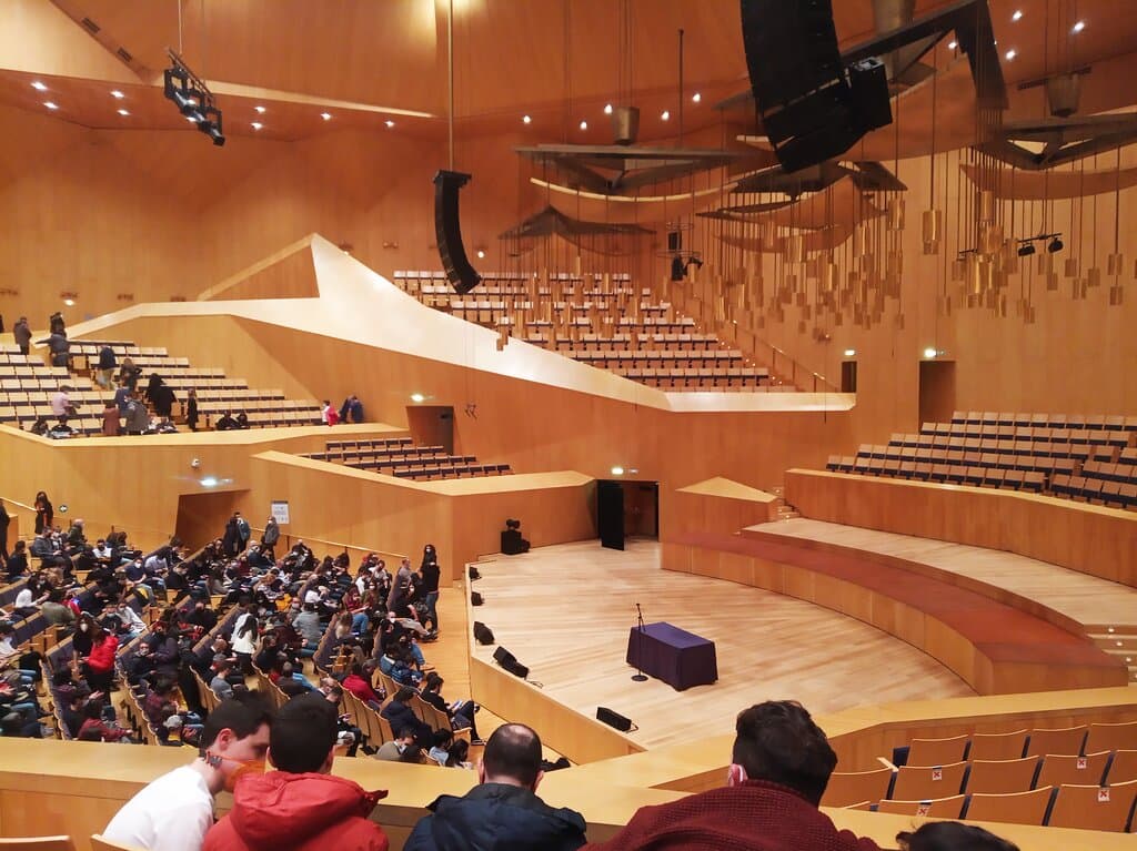Detalle del auditorio preparado para espectáculo de monólogo