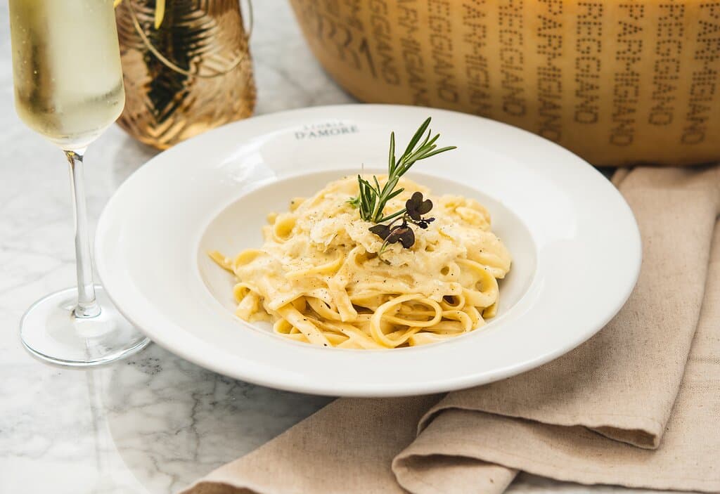 AL PARMIGIANO REGGIANO
Fettuccine (pasta larga) preparada en la rueda de Parmigiano Reggiano. 