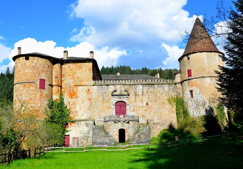 Château de Roquedols , vue générale de la structure du château côté entrée //Roquedols castle, general view of the castle structure on the entrance side