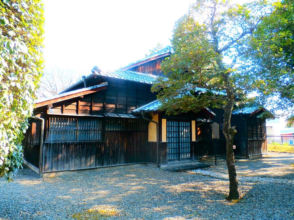 旧居内には夏目漱石に関するパネルや写真・資料が展示されています。入場は無料ですので、お近くにお越しの際はぜひお立ち寄りください。