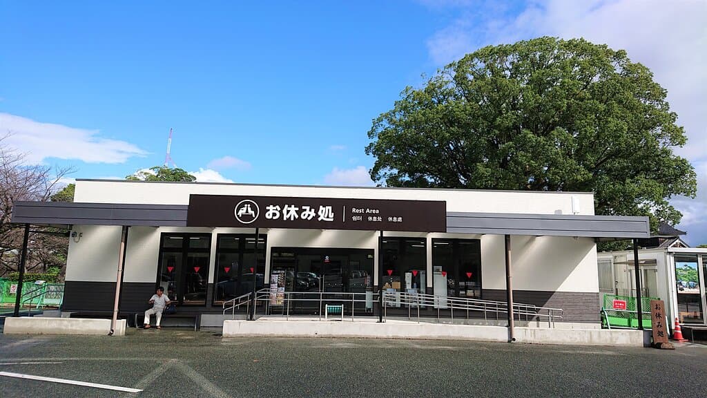 熊本城二の丸駐車場のそばにある、無料の休憩所です。黒と白のモノトーンの外観がとても印象的です。中には休憩が出来るベンチのほか、授乳室や熊本城の立派な模型、かっこいい甲冑のレプリカ、ケロロ軍曹像の設置なども行われていて、見どころがいっぱい！